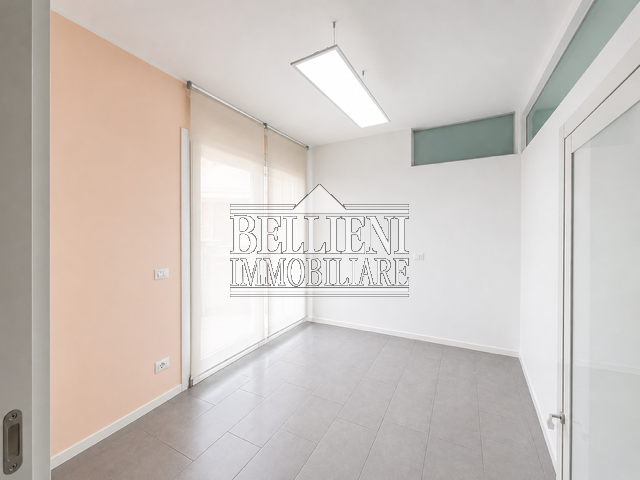 VIALE DELLA PACE - Proponiamo in vendita in una delle zone di forte passaggio, un ufficio di 165m...
