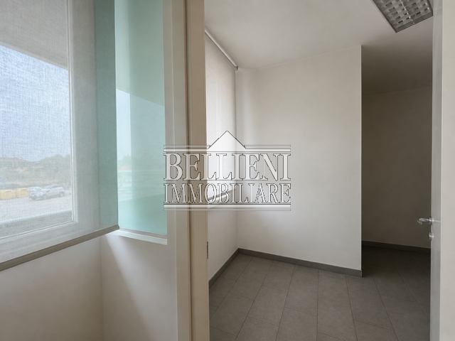 VIALE DELLA PACE - Proponiamo in vendita in una delle zone di forte passaggio, un ufficio di 165m...
