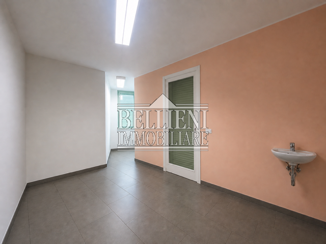 VIALE DELLA PACE - Proponiamo in vendita in una delle zone di forte passaggio, un ufficio di 165m...