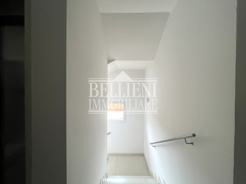 VIALE DELLA PACE - Proponiamo in vendita in una delle zone di forte passaggio, un ufficio di 165m...