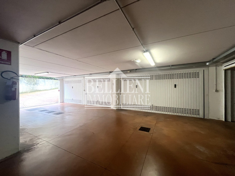 VIALE DELLA PACE - Proponiamo in vendita in una delle zone di forte passaggio, un ufficio di 165m...