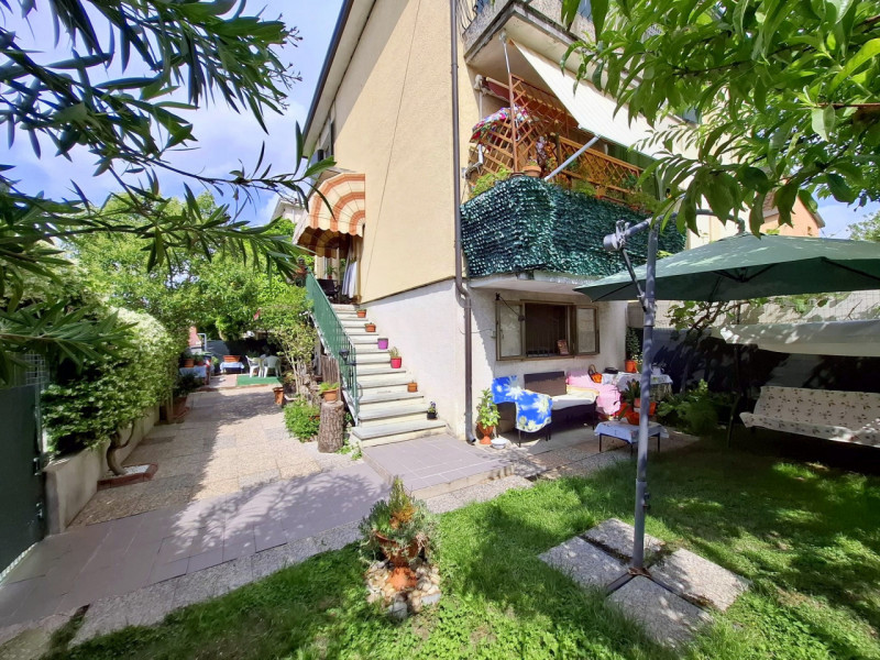 PORZIONE DI BIFAMILIARE CON GIARDINO – ARCELLA/S.BELLINO

In posizione tranquilla e ben servita, ...