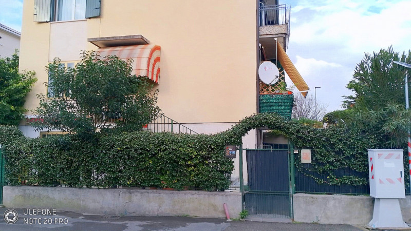 PORZIONE DI BIFAMILIARE CON GIARDINO – ARCELLA/S.BELLINO

In posizione tranquilla e ben servita, ...