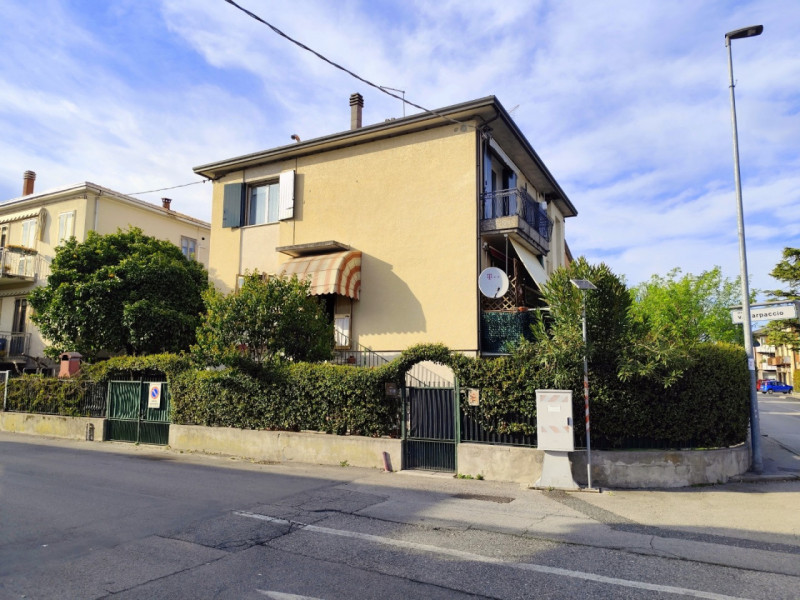 PORZIONE DI BIFAMILIARE CON GIARDINO – ARCELLA/S.BELLINO

In posizione tranquilla e ben servita, ...