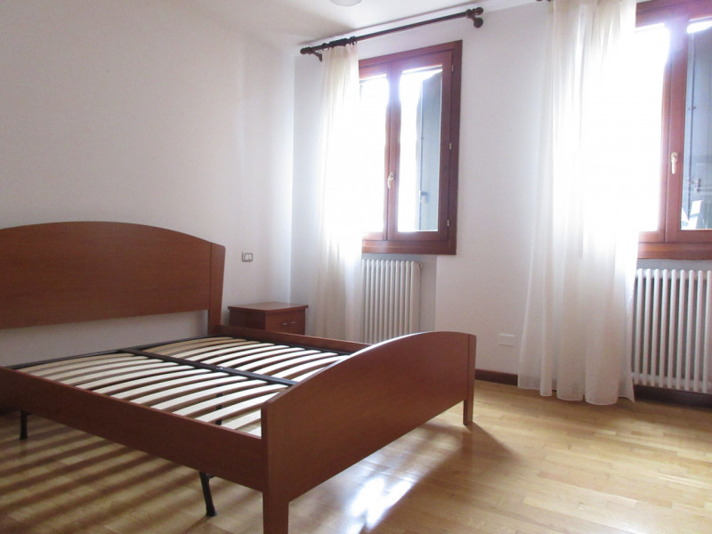 In palazzina di sole 6 unità, proponiamo appartamento al piano terra rialzato, accessibile con po...