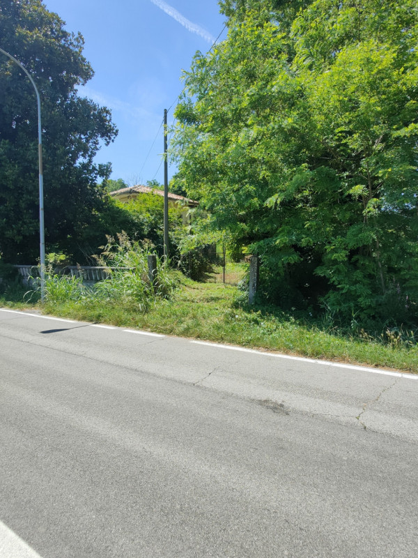 Gruaro (VE) a 5  km dall'uscita dell'autostrada A4 Portogruaro, su lotto di circa 2700 mq casa si...