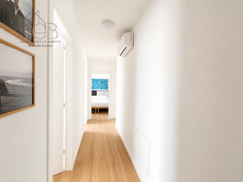 All’ultimo piano di un elegante contesto residenziale di sole sei unità, proponiamo attico caratt...