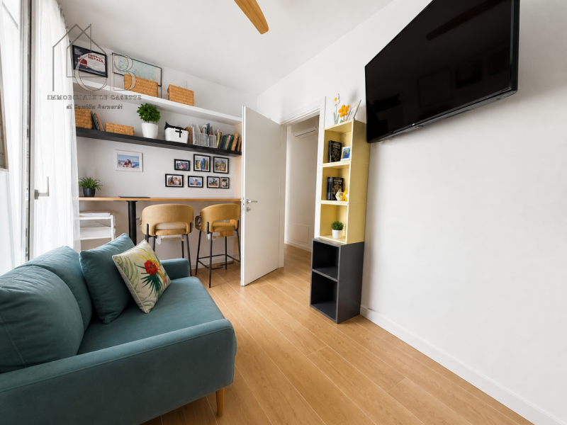 All’ultimo piano di un elegante contesto residenziale di sole sei unità, proponiamo attico caratt...