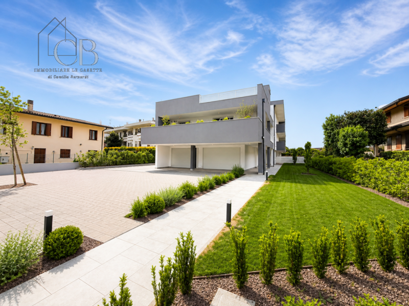 All’ultimo piano di un elegante contesto residenziale di sole sei unità, proponiamo attico caratt...