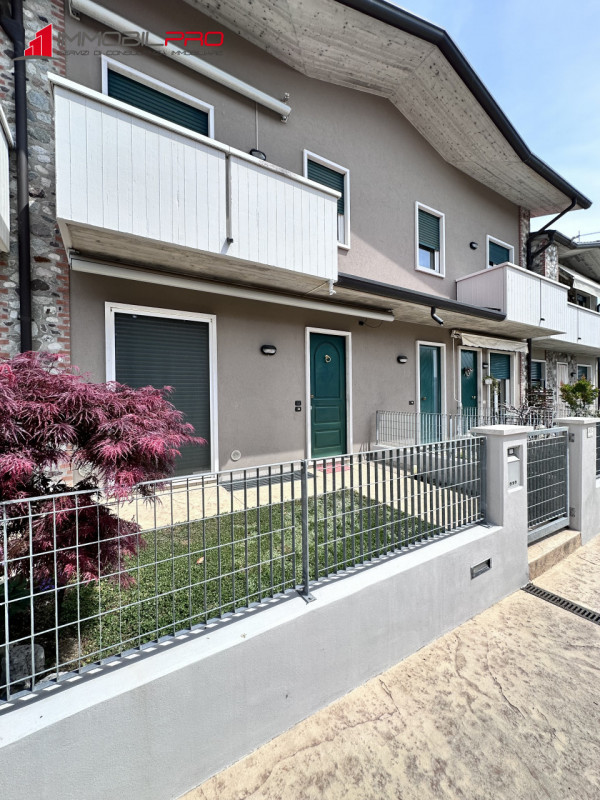 Proponiamo in vendita un appartamento trilocale a Zanè, in una zona tranquilla e residenziale ide...