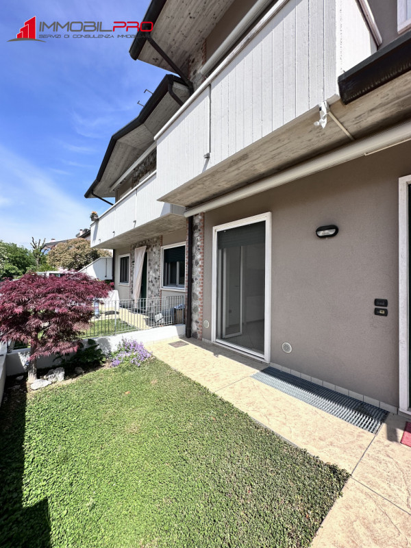 Proponiamo in vendita un appartamento trilocale a Zanè, in una zona tranquilla e residenziale ide...