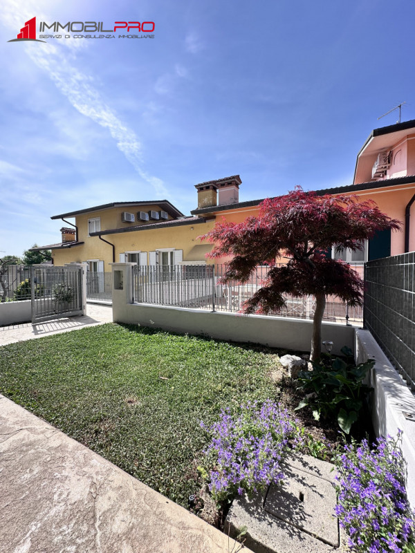 Proponiamo in vendita un appartamento trilocale a Zanè, in una zona tranquilla e residenziale ide...