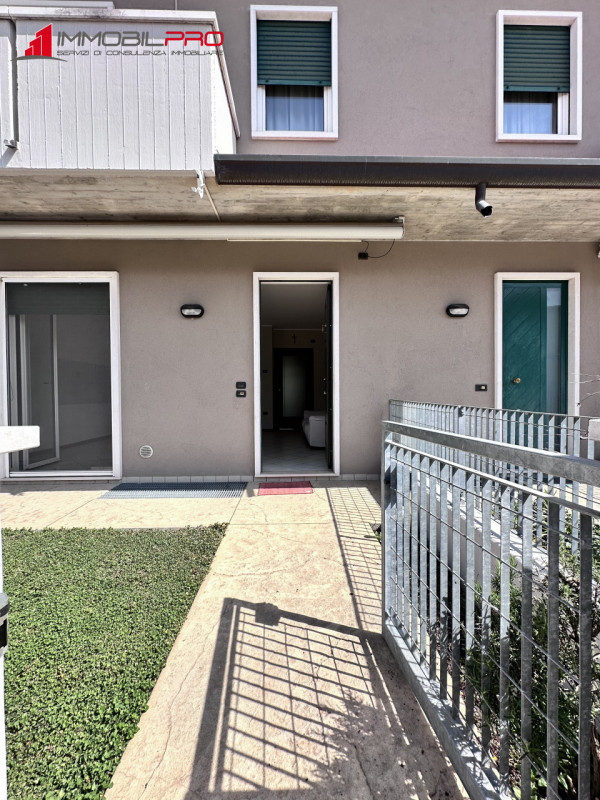 Proponiamo in vendita un appartamento trilocale a Zanè, in una zona tranquilla e residenziale ide...