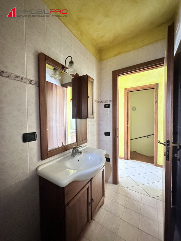 Proponiamo in vendita un appartamento trilocale a Zanè, in una zona tranquilla e residenziale ide...