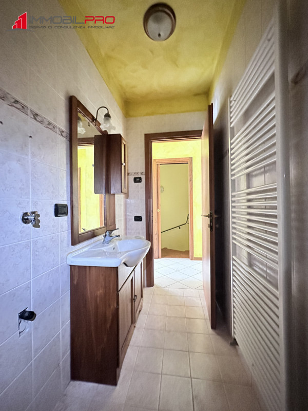 Proponiamo in vendita un appartamento trilocale a Zanè, in una zona tranquilla e residenziale ide...
