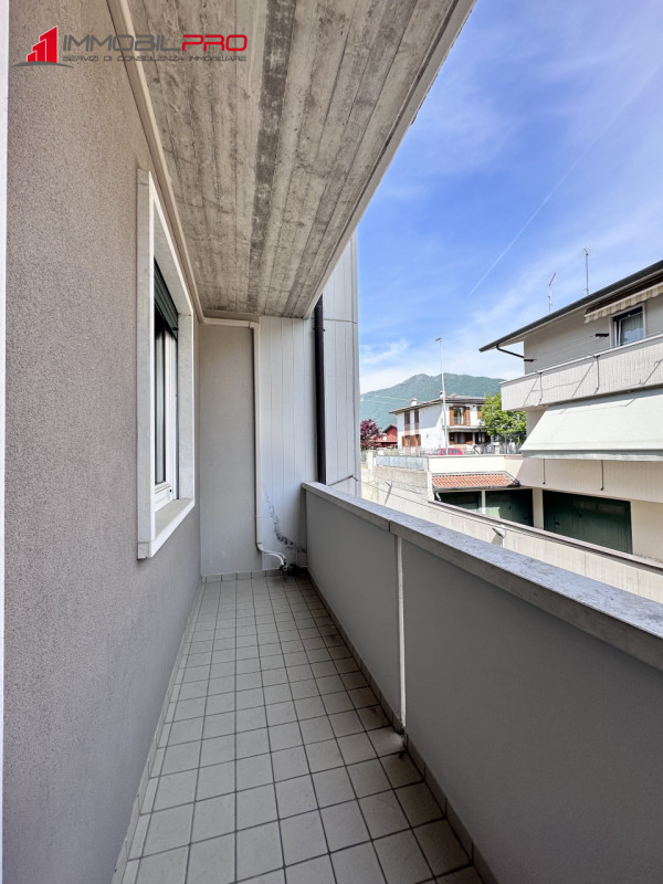 Proponiamo in vendita un appartamento trilocale a Zanè, in una zona tranquilla e residenziale ide...