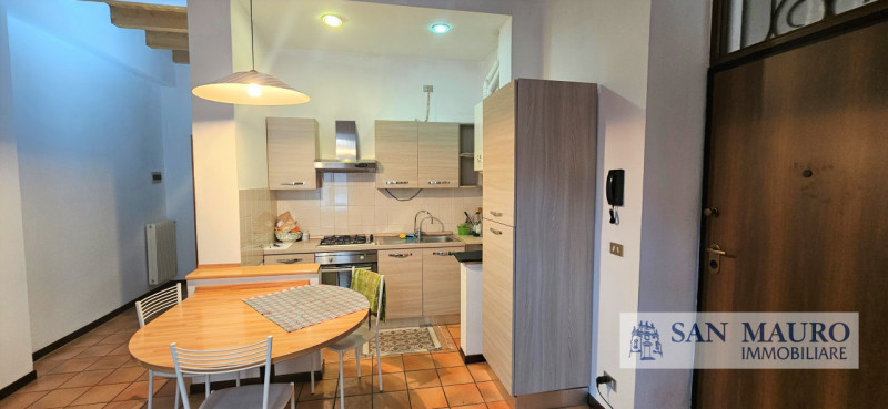 VICENZA OVEST - Laterale Viale Verona: in palazzina ben abitata APPARTAMENTO ARREDATO CON UNA CAM...