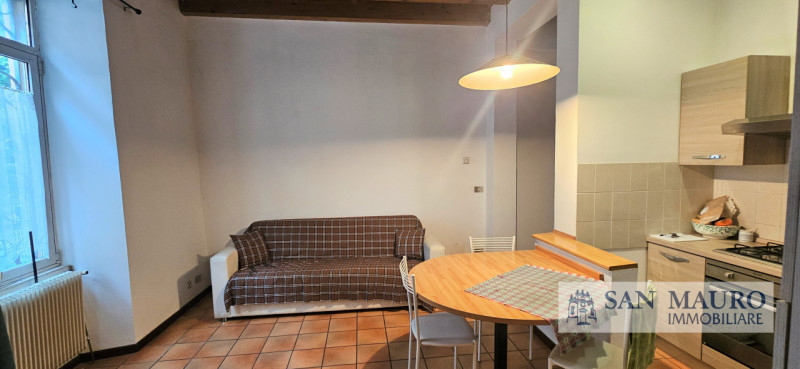 VICENZA OVEST - Laterale Viale Verona: in palazzina ben abitata APPARTAMENTO ARREDATO CON UNA CAM...