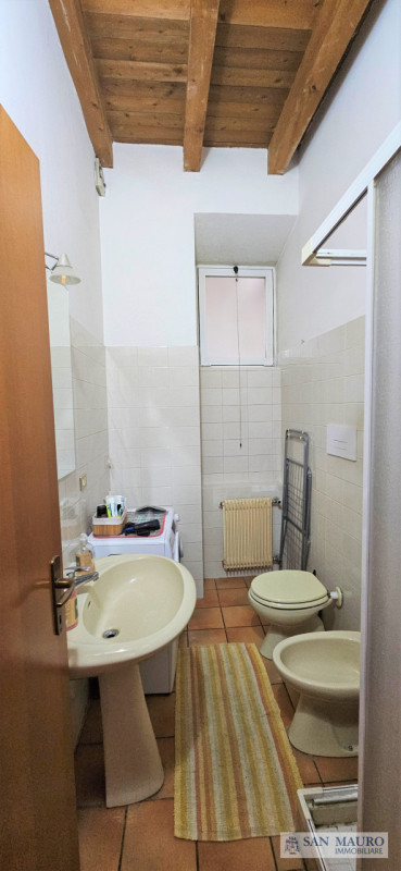 VICENZA OVEST - Laterale Viale Verona: in palazzina ben abitata APPARTAMENTO ARREDATO CON UNA CAM...