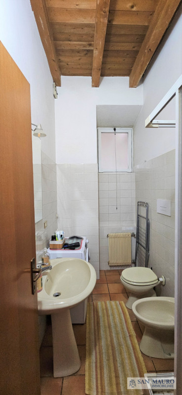 VICENZA OVEST - Laterale Viale Verona: in palazzina ben abitata APPARTAMENTO ARREDATO CON UNA CAM...