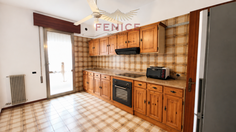 Scopri questo splendido appartamento quadrilocale situato nel cuore di Montebelluna, una delle zo...