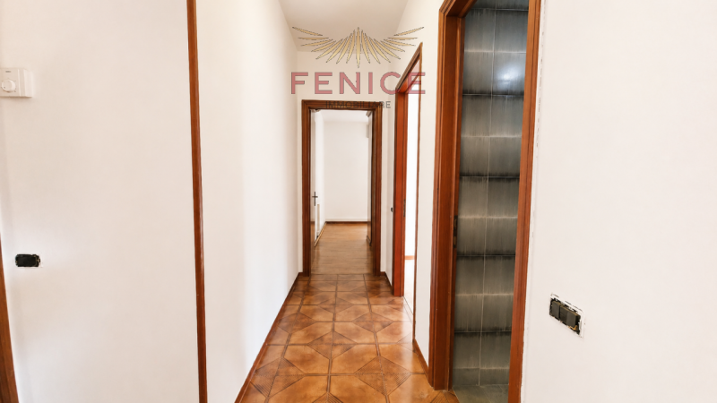 Scopri questo splendido appartamento quadrilocale situato nel cuore di Montebelluna, una delle zo...