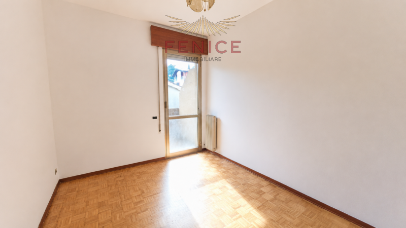 Scopri questo splendido appartamento quadrilocale situato nel cuore di Montebelluna, una delle zo...