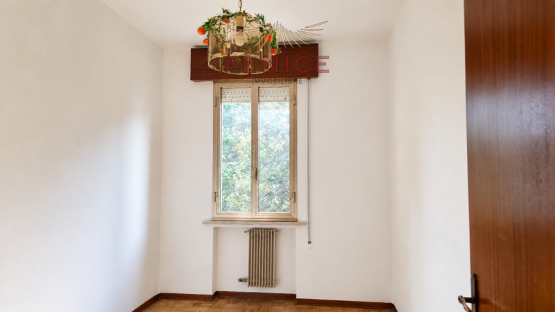 Scopri questo splendido appartamento quadrilocale situato nel cuore di Montebelluna, una delle zo...