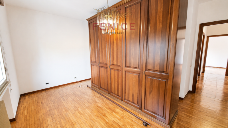 Scopri questo splendido appartamento quadrilocale situato nel cuore di Montebelluna, una delle zo...