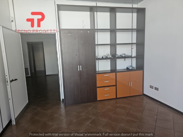 In affitto, proponiamo un elegante ufficio, al piano terra fronte strada, situato nella rinomata ...