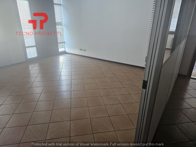In affitto, proponiamo un elegante ufficio, al piano terra fronte strada, situato nella rinomata ...