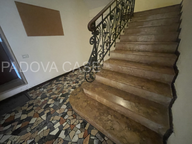 Scopri un grazioso appartamento bilocale in affitto nel cuore di Padova, situato nella comoda zon...