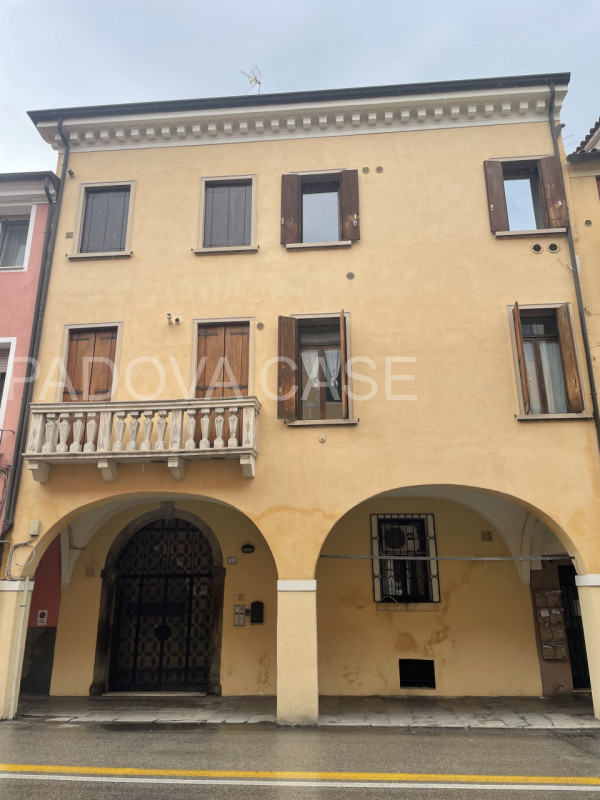 Scopri un grazioso appartamento bilocale in affitto nel cuore di Padova, situato nella comoda zon...