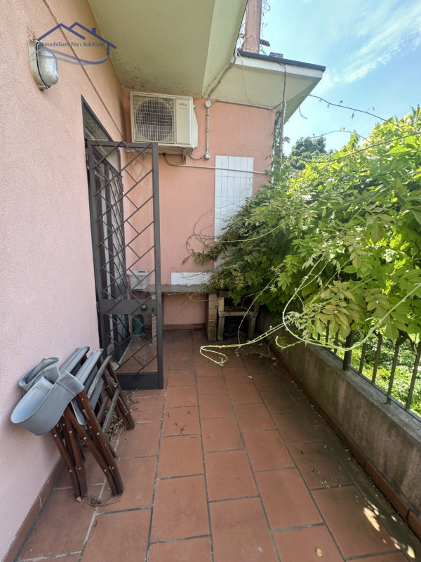 Scopri questa splendida bifamiliare completamente indipendente situata nella tranquilla e residen...