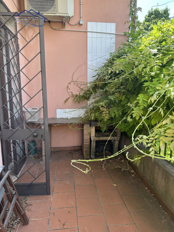 Scopri questa splendida bifamiliare completamente indipendente situata nella tranquilla e residen...