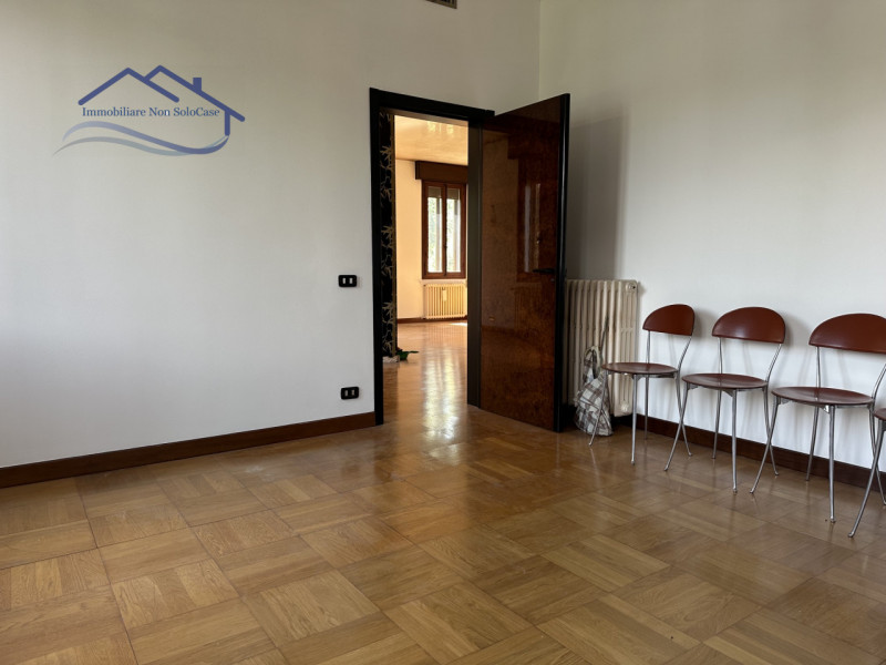 Scopri questa splendida bifamiliare completamente indipendente situata nella tranquilla e residen...