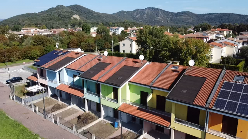 In zona tranquilla e riservata, ma comoda al centro del paese, proponiamo in locazione elegante c...