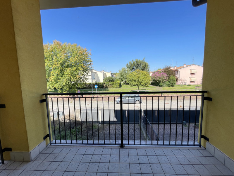 In zona tranquilla e riservata, ma comoda al centro del paese, proponiamo in locazione elegante c...