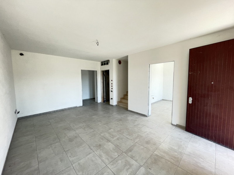 In zona tranquilla e riservata, ma comoda al centro del paese, proponiamo in locazione elegante c...