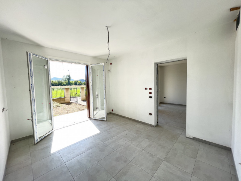 In zona tranquilla e riservata, ma comoda al centro del paese, proponiamo in locazione elegante c...