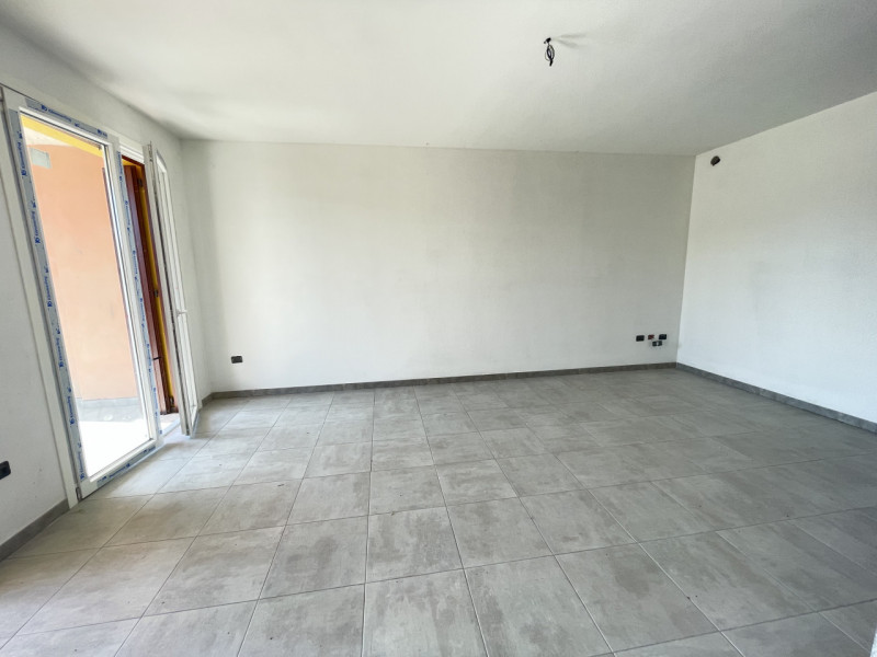 In zona tranquilla e riservata, ma comoda al centro del paese, proponiamo in locazione elegante c...