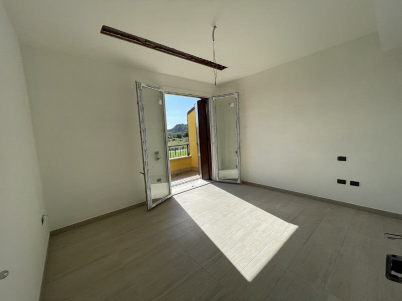 In zona tranquilla e riservata, ma comoda al centro del paese, proponiamo in locazione elegante c...