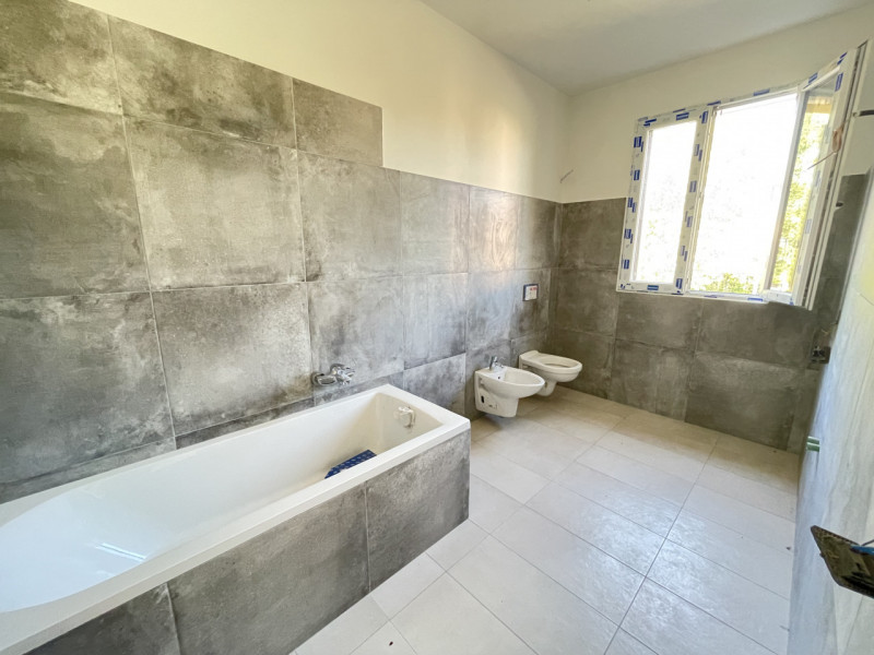 In zona tranquilla e riservata, ma comoda al centro del paese, proponiamo in locazione elegante c...