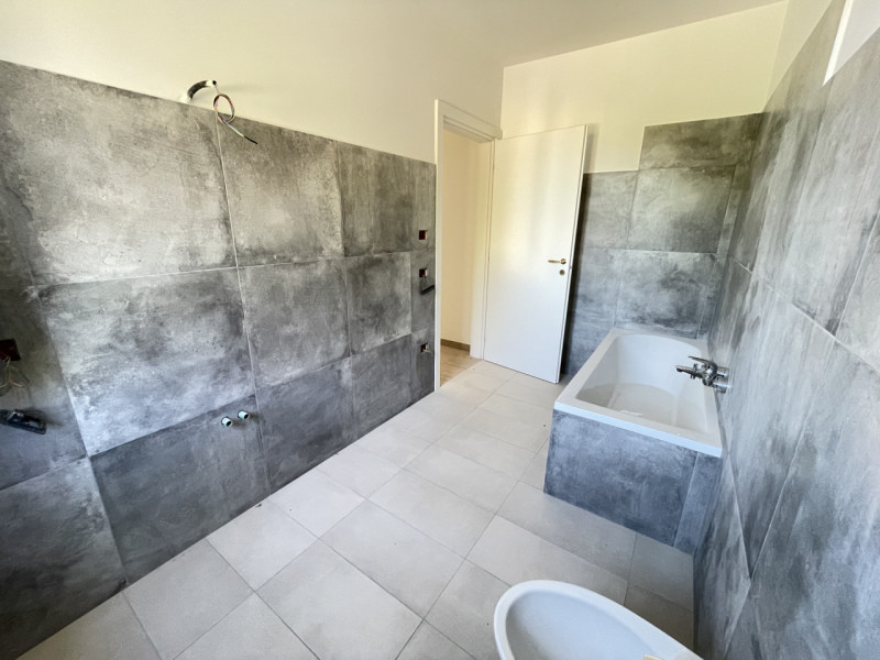In zona tranquilla e riservata, ma comoda al centro del paese, proponiamo in locazione elegante c...