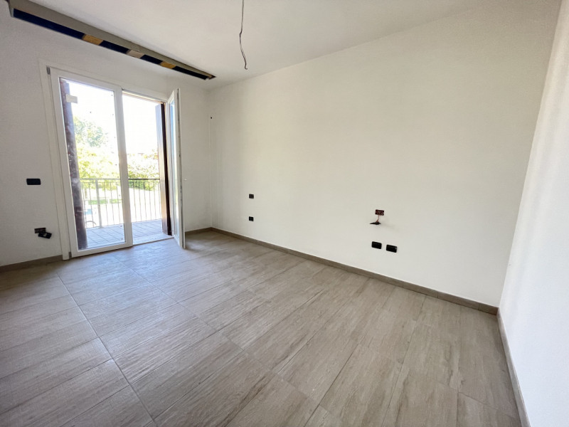 In zona tranquilla e riservata, ma comoda al centro del paese, proponiamo in locazione elegante c...