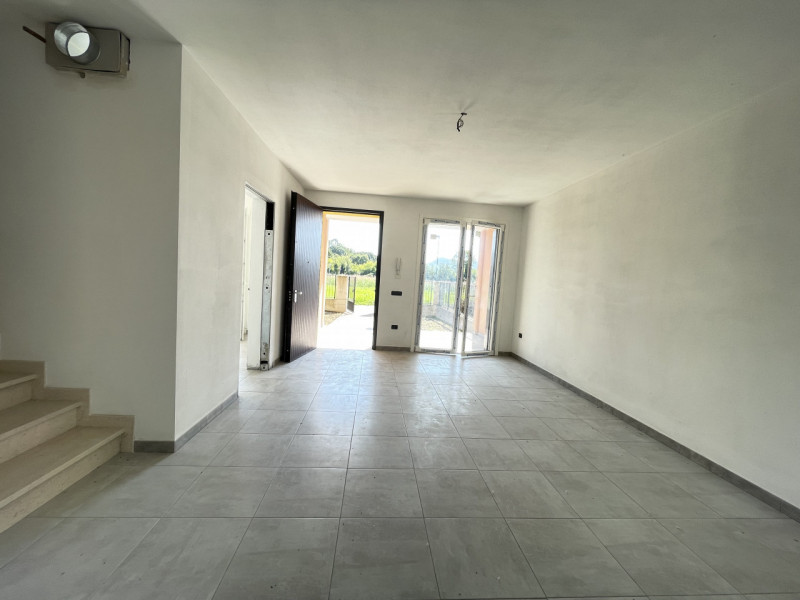 In zona tranquilla e riservata, ma comoda al centro del paese, proponiamo in locazione elegante c...