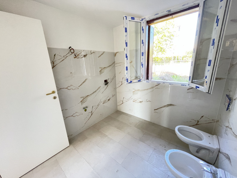 In zona tranquilla e riservata, ma comoda al centro del paese, proponiamo in locazione elegante c...