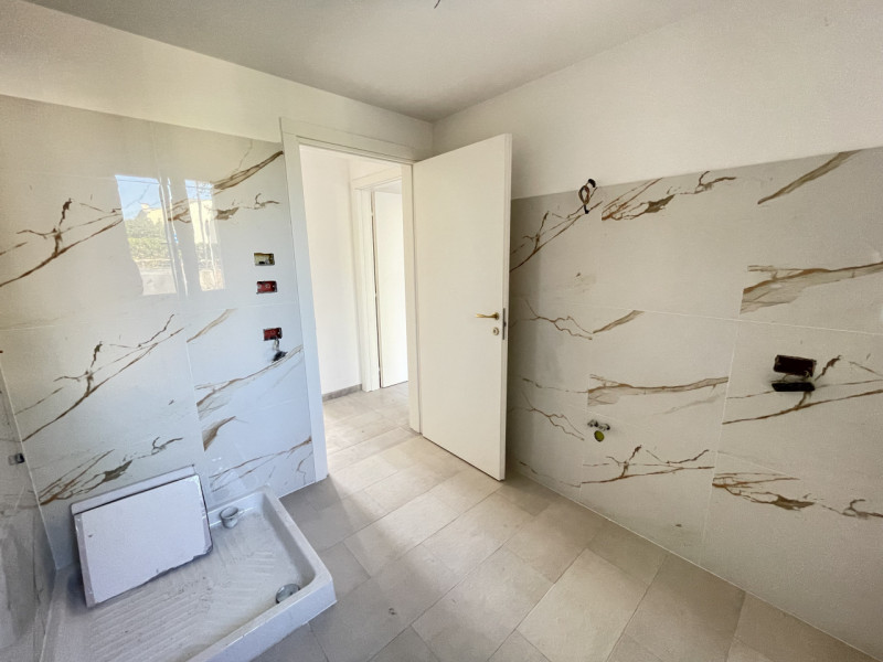 In zona tranquilla e riservata, ma comoda al centro del paese, proponiamo in locazione elegante c...