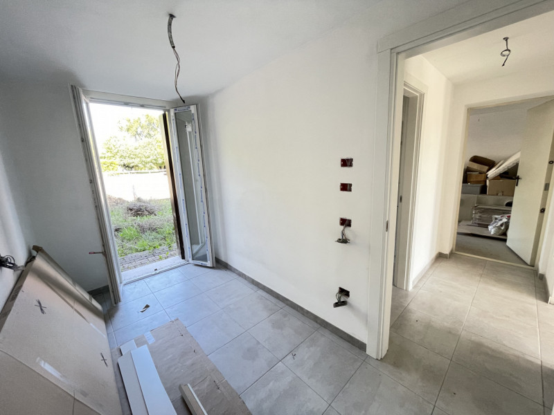 In zona tranquilla e riservata, ma comoda al centro del paese, proponiamo in locazione elegante c...
