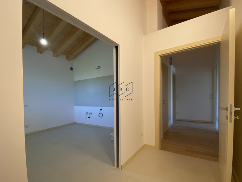In contesto residenziale tranquillo e riservato, a pochi passi dal centro di Mansuè, proponiamo a...